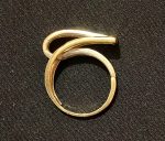 انگشتر طلای دست‌ساز مدل مدرن-هندسی فاریا گلد؛ تجربه‌ای از هنر و اصالت در دستان شما